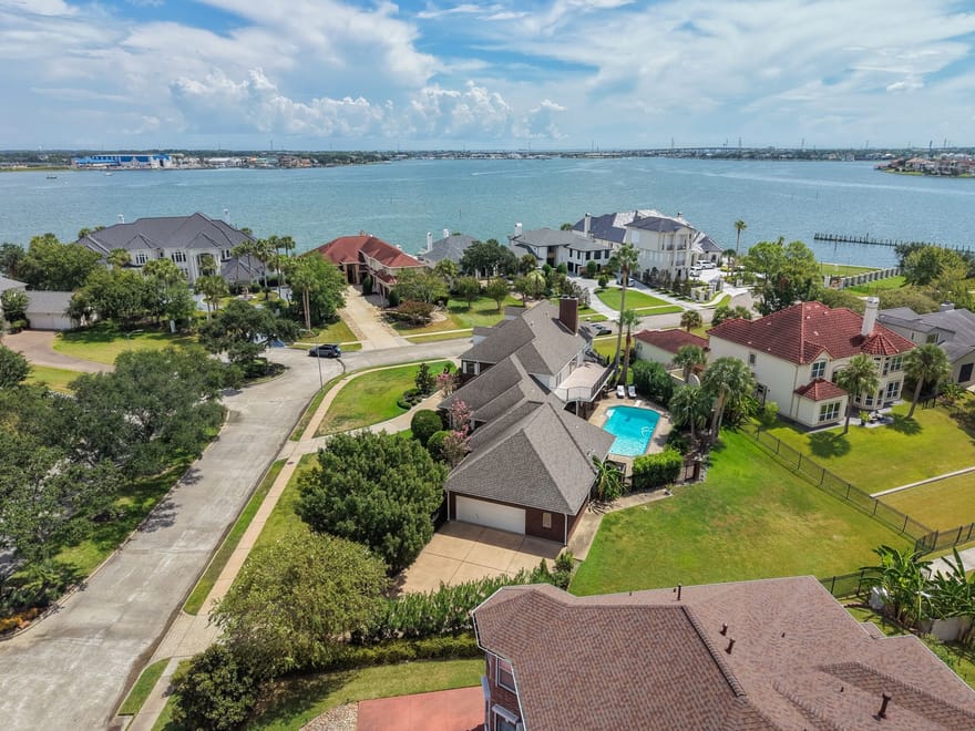 2207 Twin Oaks Boulevard, Kemah, Texas