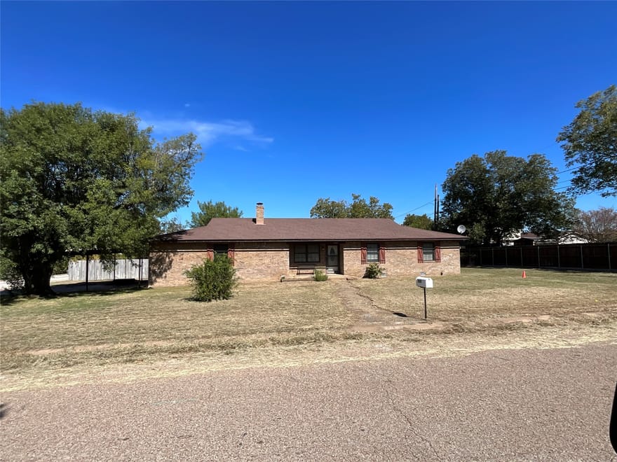 1001 E White Street, Hamilton, Texas