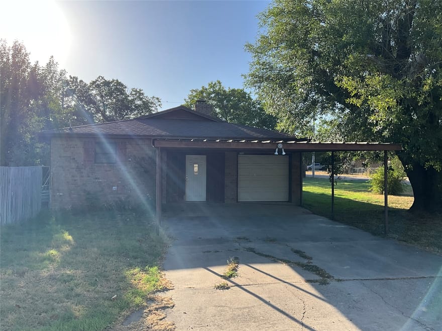1001 E White Street, Hamilton, Texas