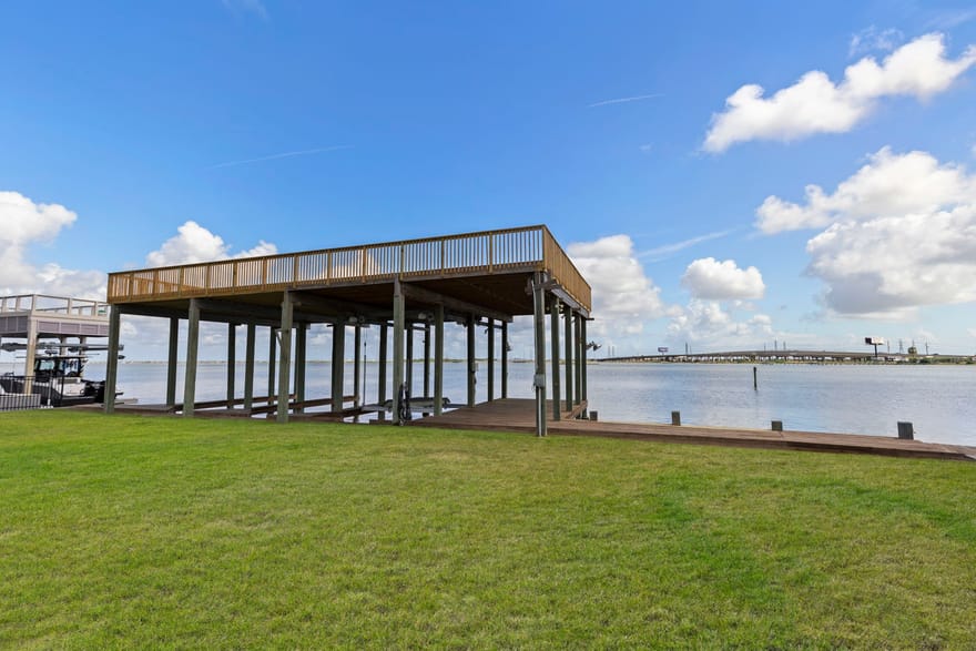 414 Jeanie Lynne Circle, Tiki Island, Texas
