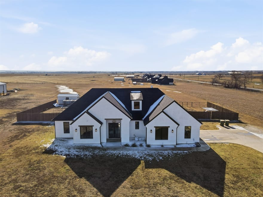 8410 County Road 301, Grandview, Texas