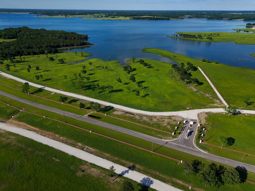352 Lakeshore Lane, Windom, Texas