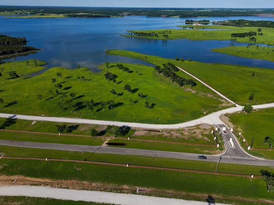 352 Lakeshore Lane, Windom, Texas