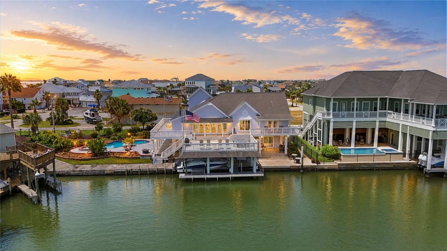208 Coconut Street, Tiki Island, Texas