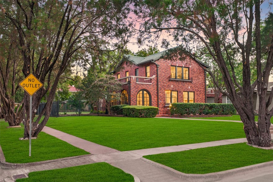 2127 Pembroke Drive, Fort Worth, Texas