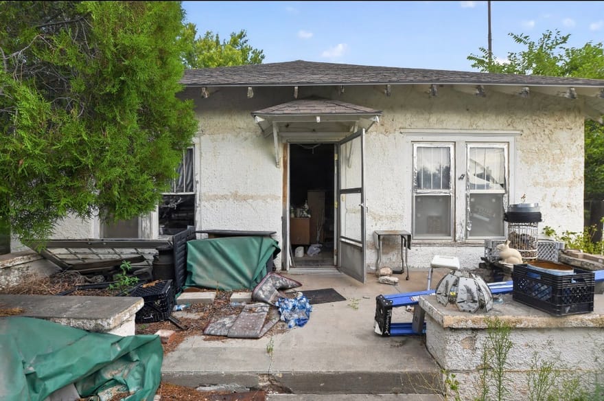 201 E 2nd Street, Higgins, Texas