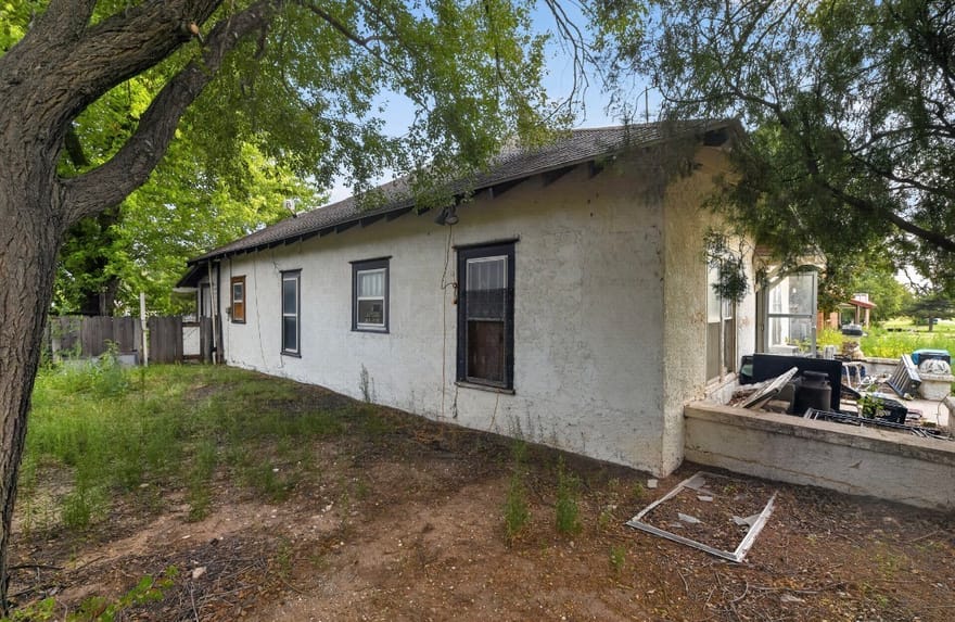 201 E 2nd Street, Higgins, Texas