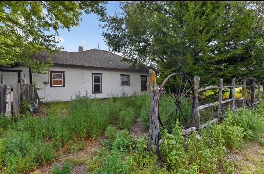 201 E 2nd Street, Higgins, Texas