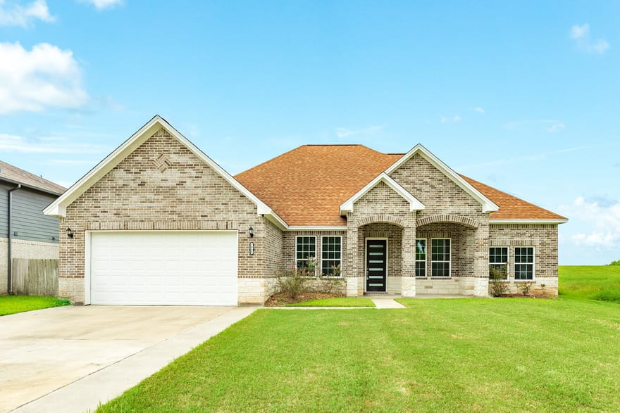 2040 Twin Lakes Boulevard, West Columbia, Texas