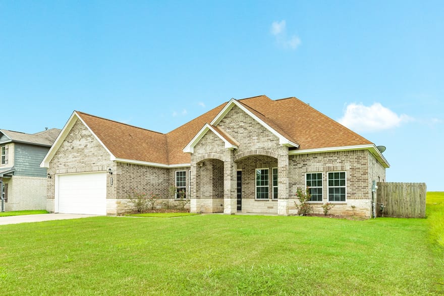 2040 Twin Lakes Boulevard, West Columbia, Texas