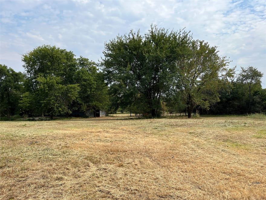 404 E Maple Street, Ravenna, Texas
