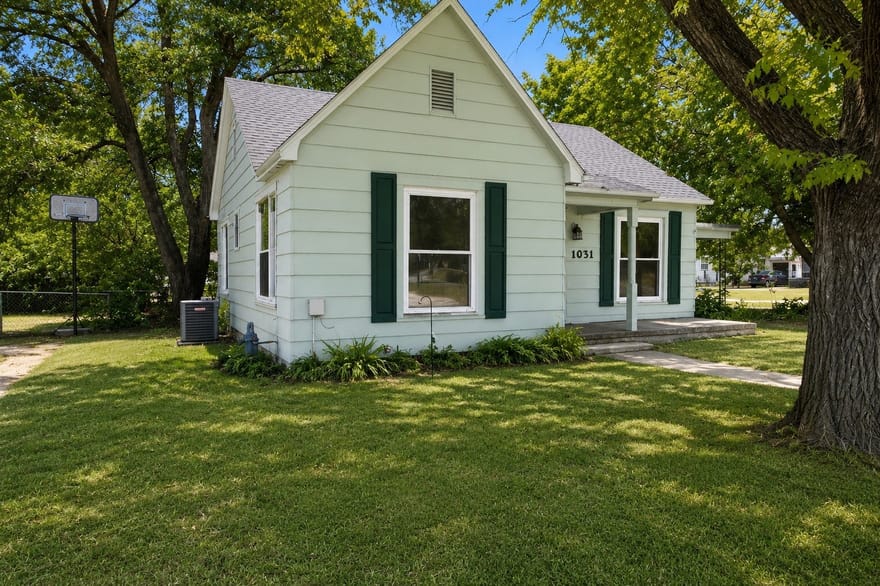 1031 Ritchey Street, Gainesville, Texas