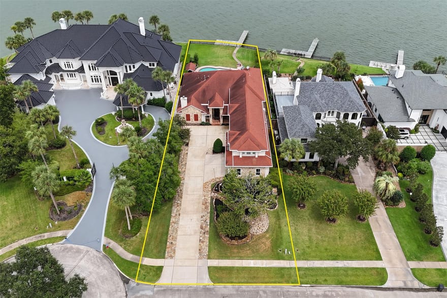 102 Twin Oaks Way, Kemah, Texas