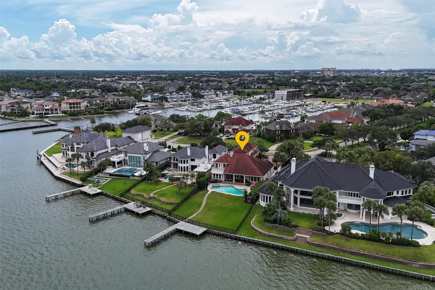 102 Twin Oaks Way, Kemah, Texas