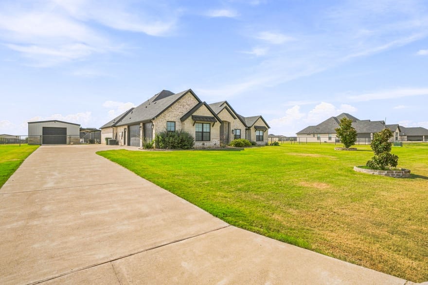 212 Buena Vista Drive, Godley, Texas