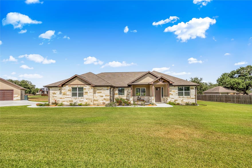 106 Laurel Oak Circle, Cuero, Texas