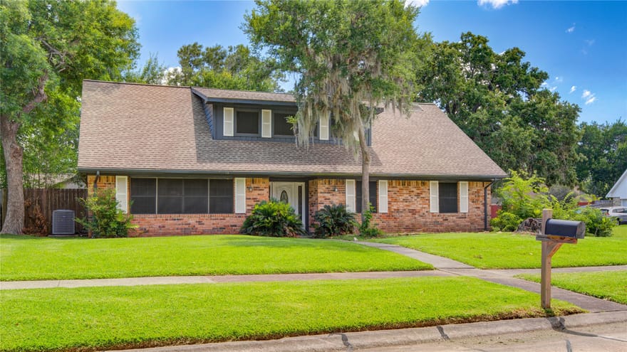 15702 Wandering Trail, Friendswood, Texas