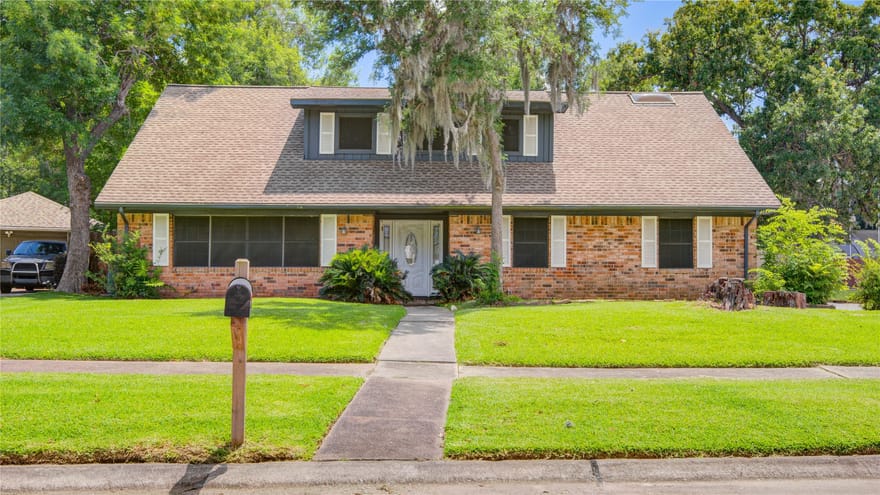 15702 Wandering Trail, Friendswood, Texas
