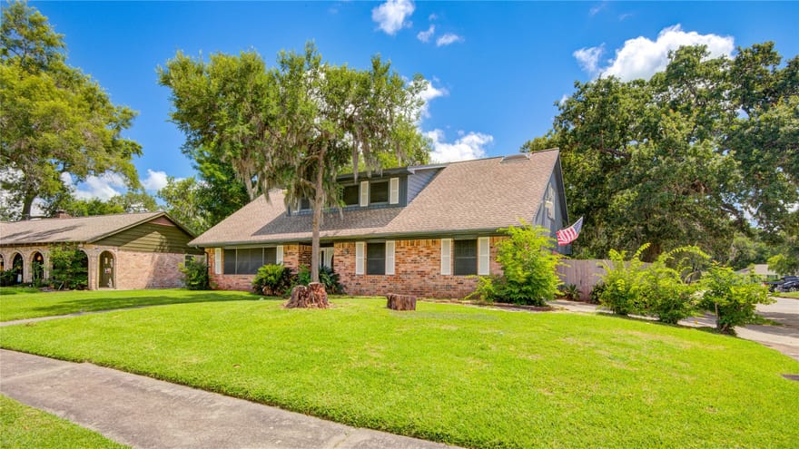 15702 Wandering Trail, Friendswood, Texas