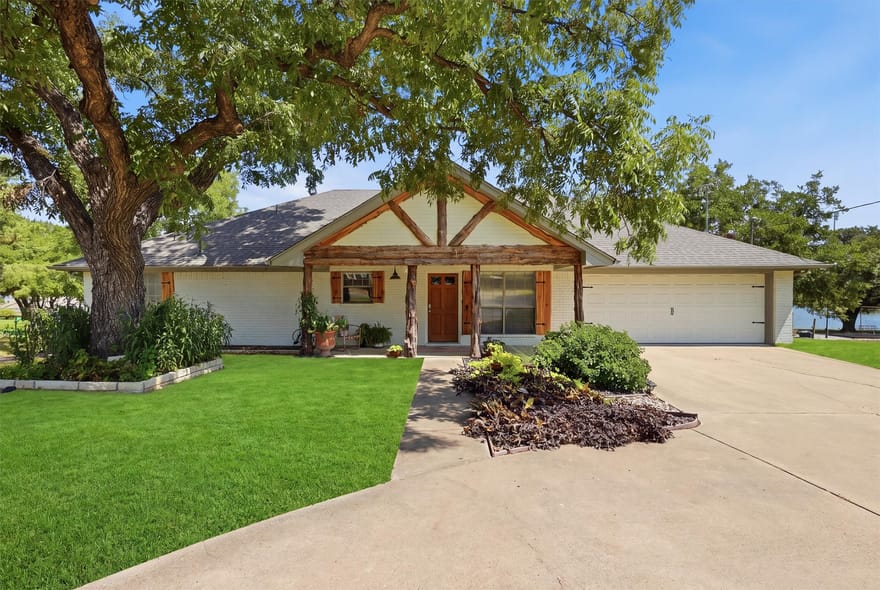 630 E Bridge Street, Granbury, Texas