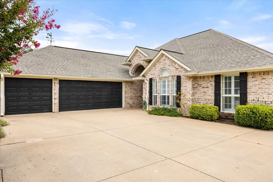 313 Casas Del Norte Street, Granbury, Texas