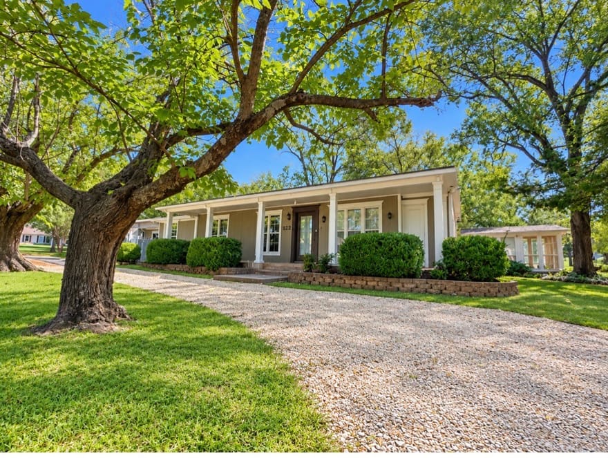 122 Pawnee Trail, Gainesville, Texas