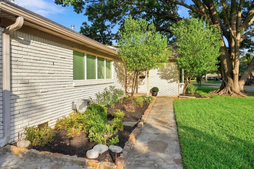 6211 Town Hill Lane, Dallas, Texas