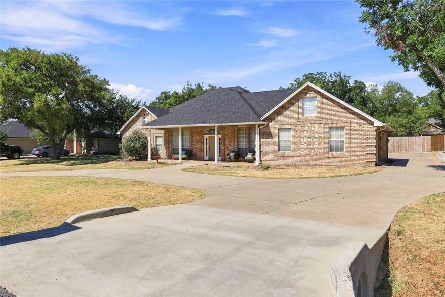 9014 Woodlawn Drive, Granbury, Texas
