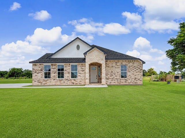 1220 Appaloosa Circle, Angleton, Texas