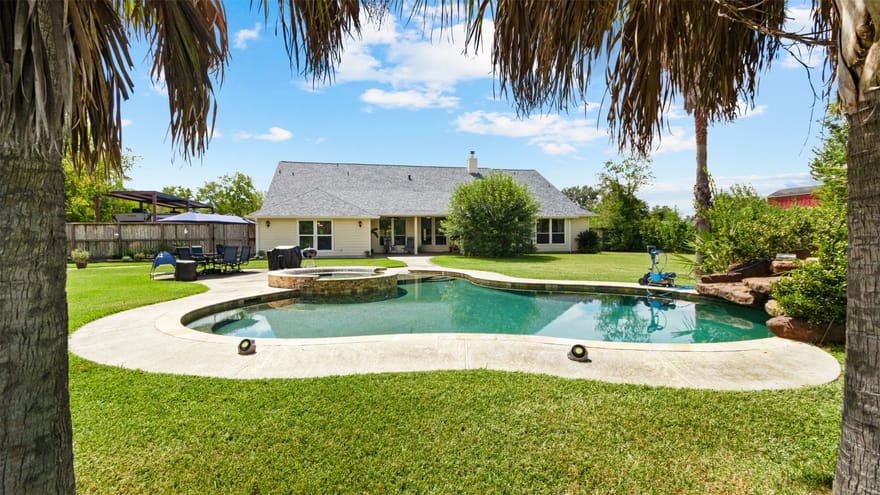 111 County Road 932, Alvin, Texas