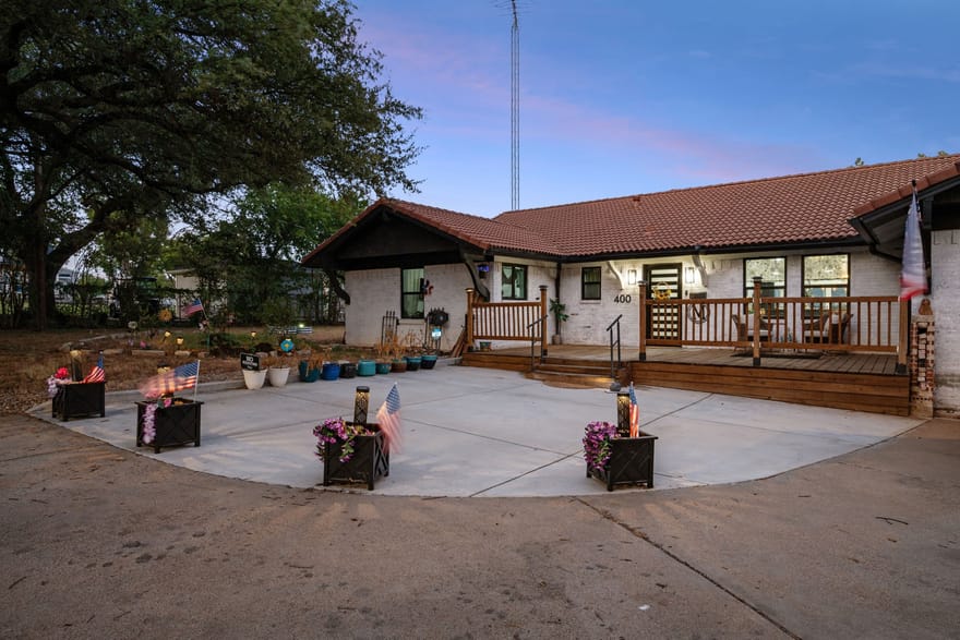 400 W Atchley Drive, Granbury, Texas