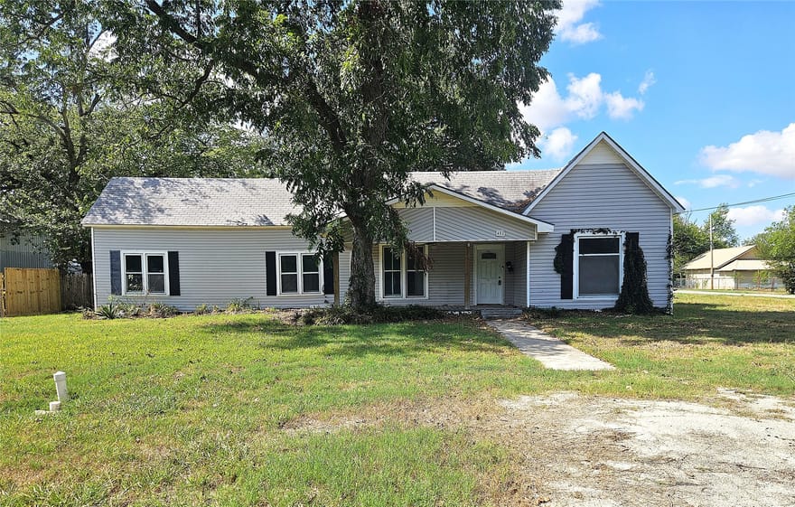 402 E State Street, Groesbeck, Texas