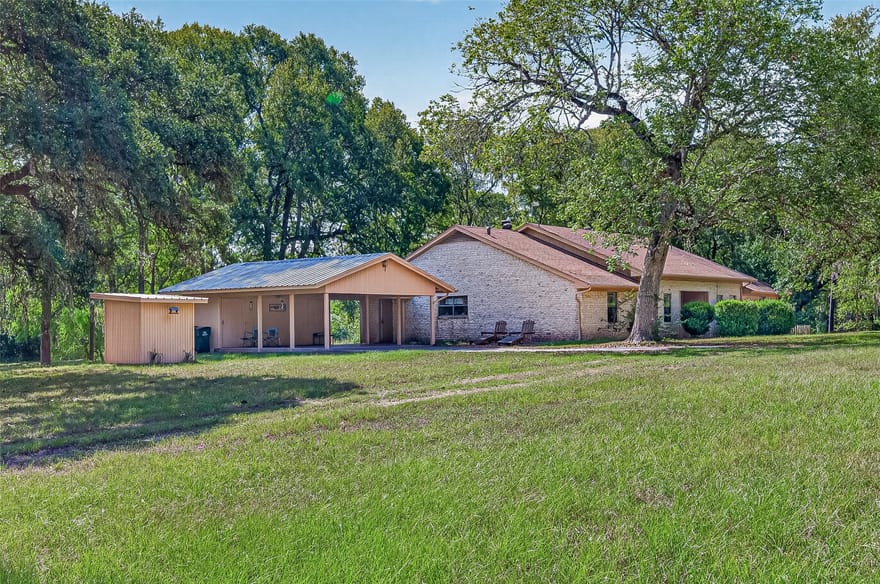 1135 Buescher Road, Columbus, Texas
