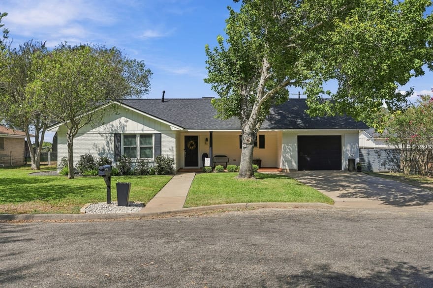 100 N Oak Drive, Columbus, Texas