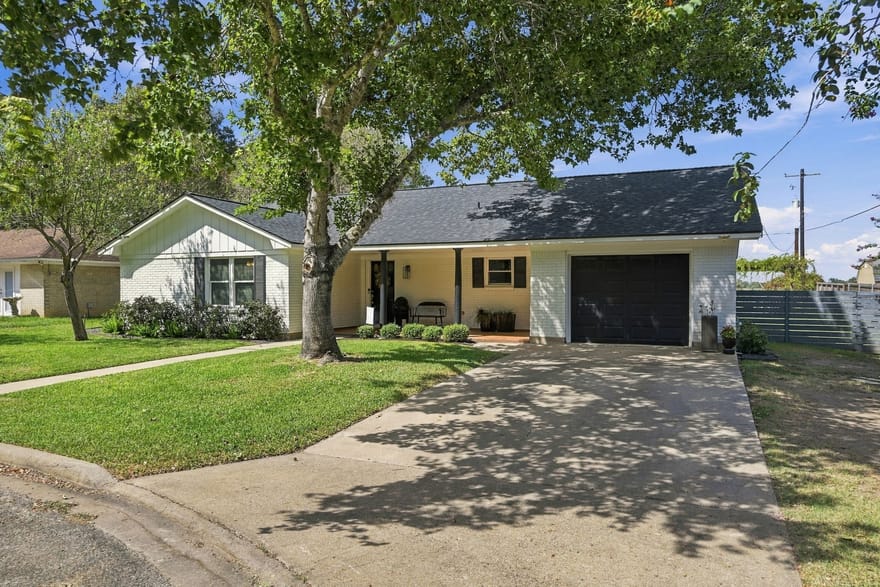 100 N Oak Drive, Columbus, Texas