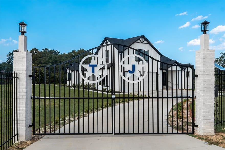 911 Oldgate Road, Lakeside, Texas