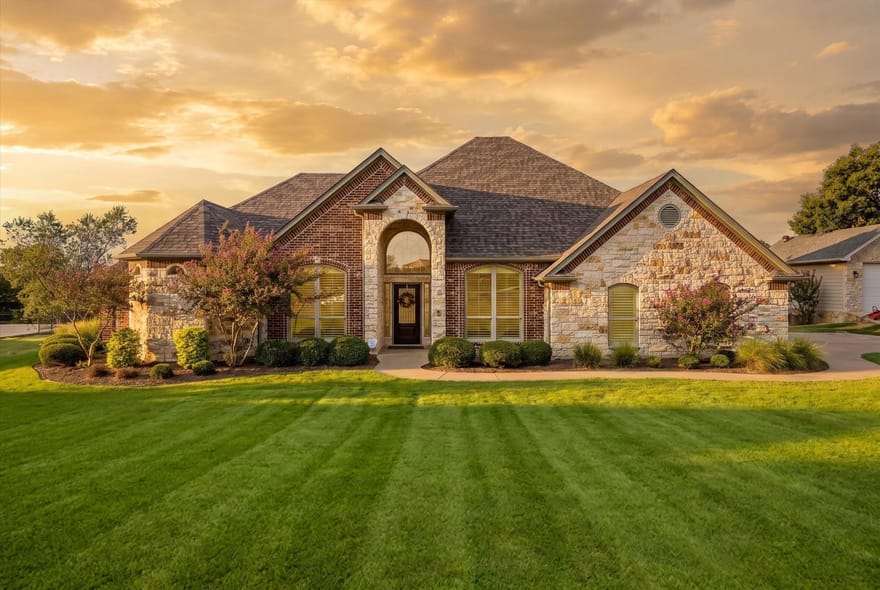 1616 Crow Creek Drive, Granbury, Texas