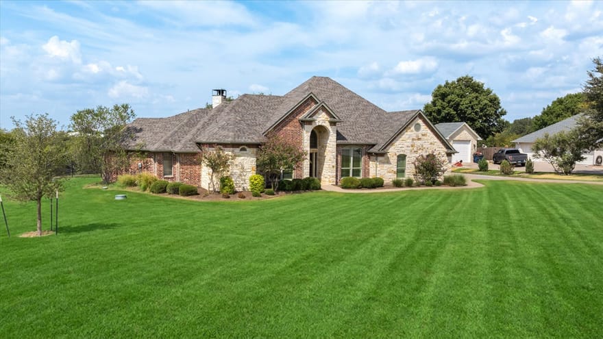 1616 Crow Creek Drive, Granbury, Texas