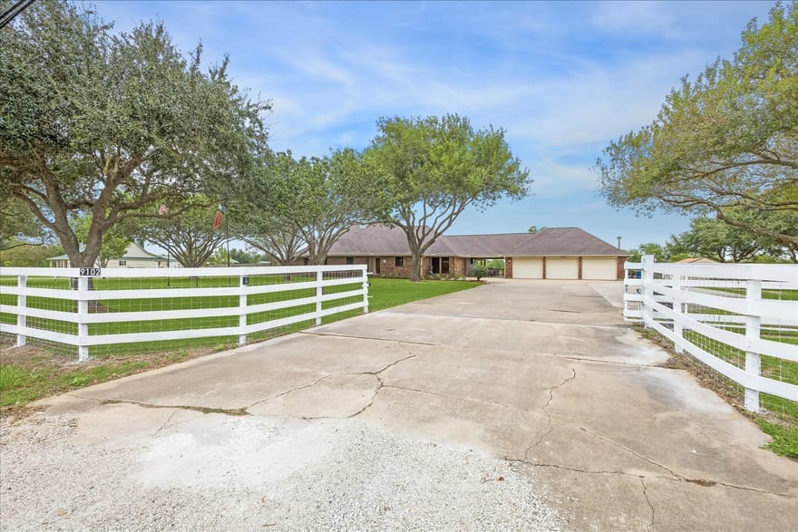 9102 N Humble Camp Road, Dickinson, Texas