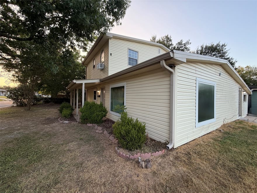 1405 Highland Avenue, Rockdale, Texas