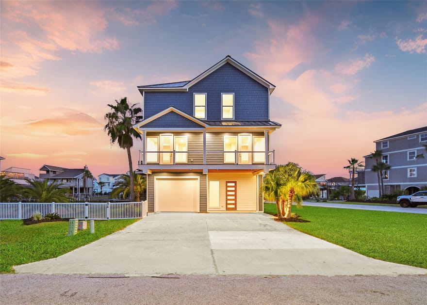 243 Bamaku Bend, Tiki Island, Texas