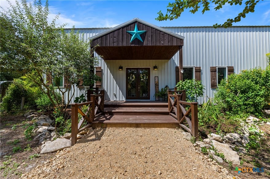420 Private Road 2843, Edna, Texas