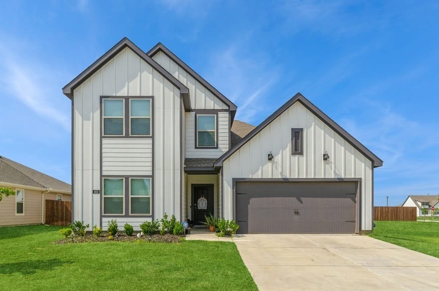 822 Amelia Court, Pilot Point, Texas