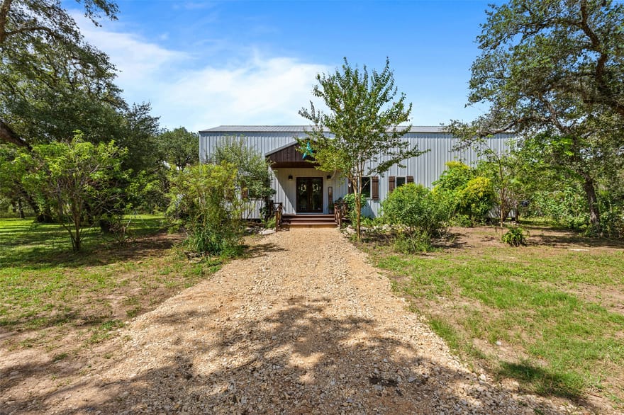 420 Private Road 2843, Edna, Texas