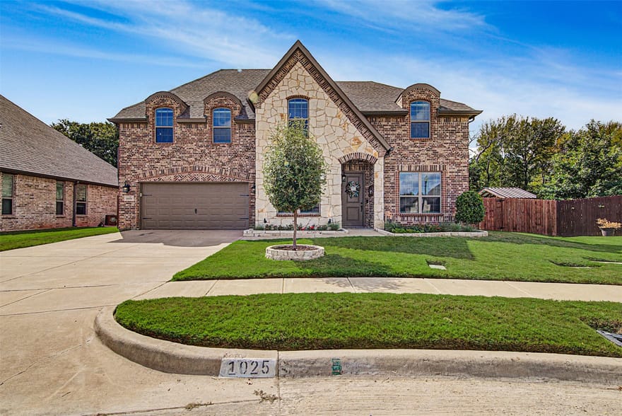 1025 Whitetail Court, Joshua, Texas