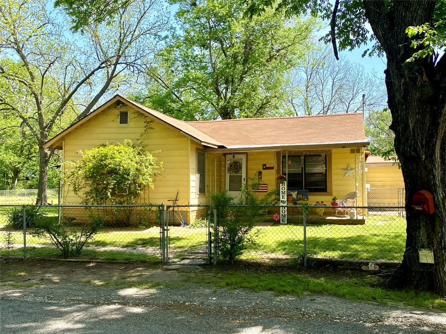 1115 S 6th Street, Bonham, Texas