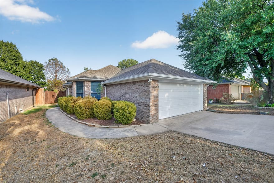 738 Harbour Town Drive, Lake Dallas, Texas