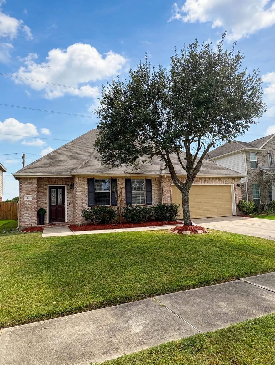 303 Lake Line Drive, Alvin, Texas