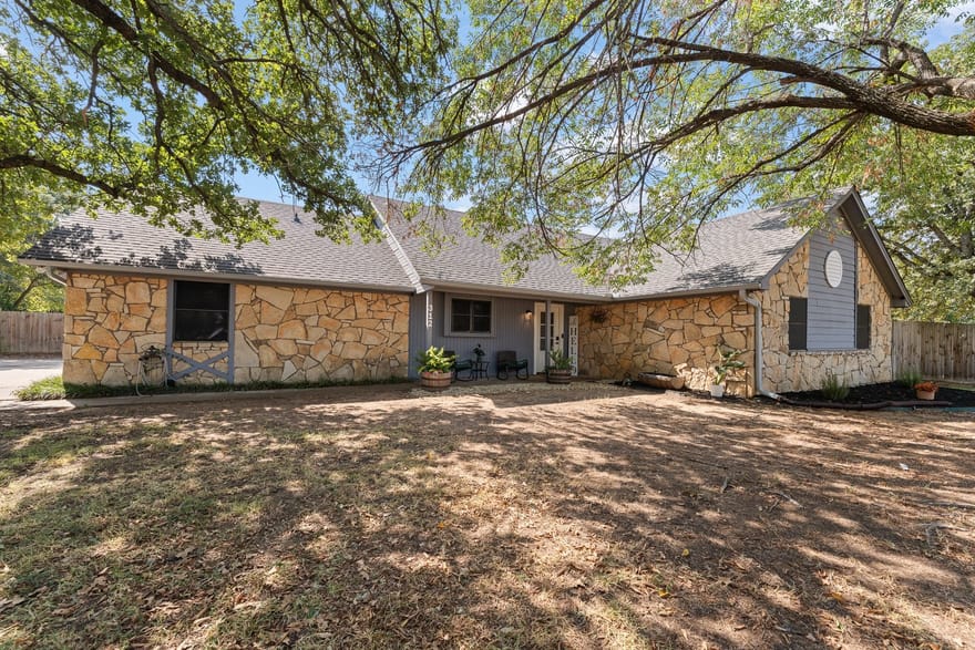 312 Trailwood Drive, Joshua, Texas