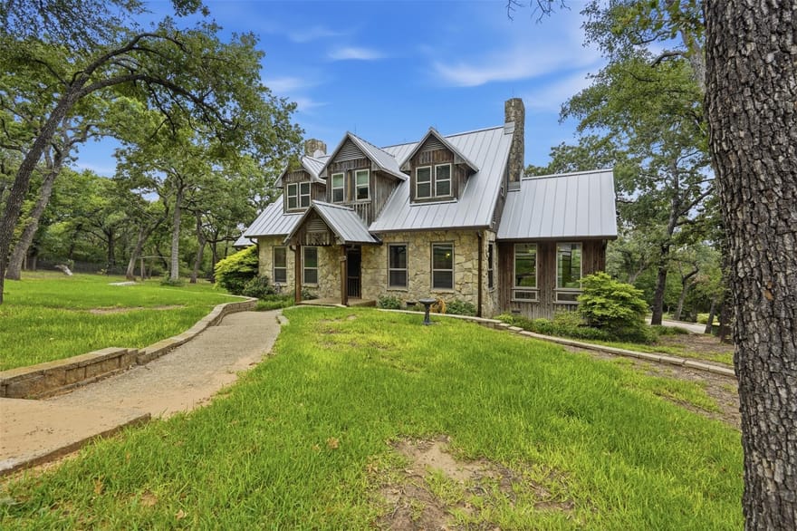 1100 Crazy Horse Trail, Burleson, Texas